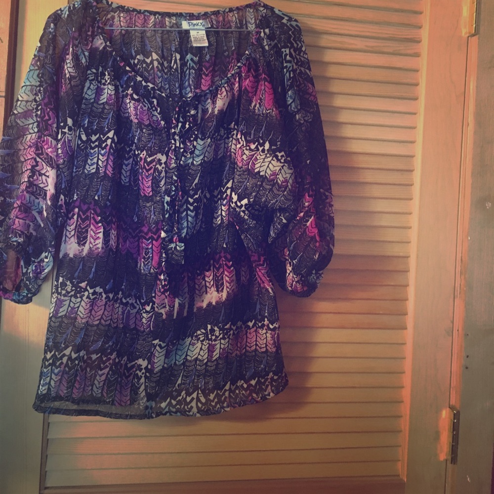 Cute boutique blouse. Feather print