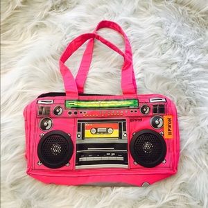 H O T P I N K • R A D I O P U R S E