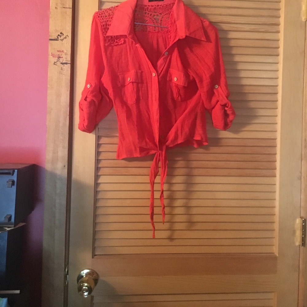 Slight crop top! Ties in the front