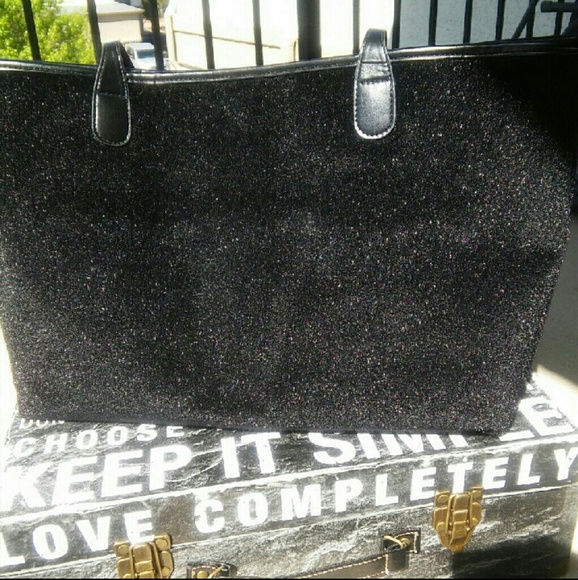 Purses & Accessories - Picture 3 of 7