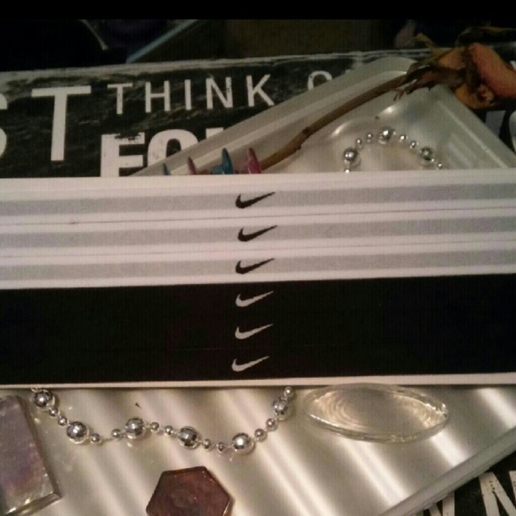 Purses & Accessories - Picture 6 of 7