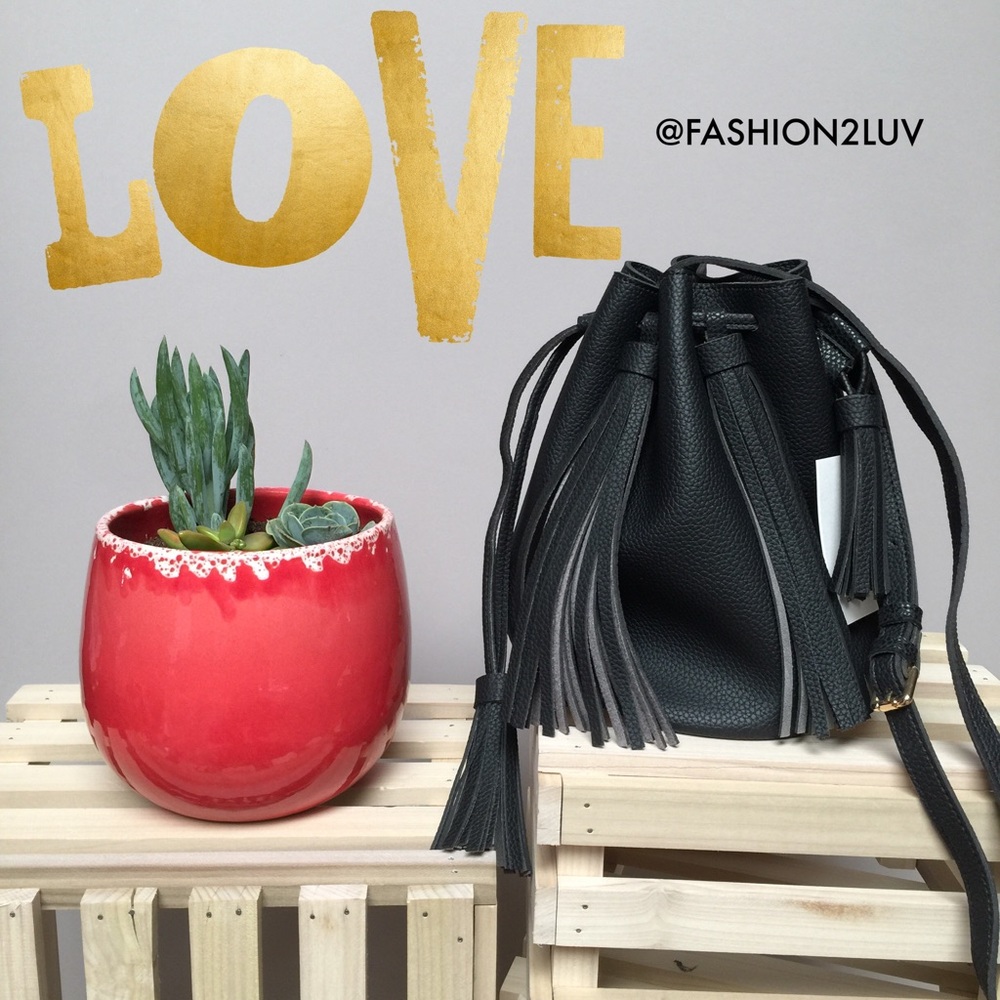 BLACK FRINGE BUCKET CROSS-BODY BAG