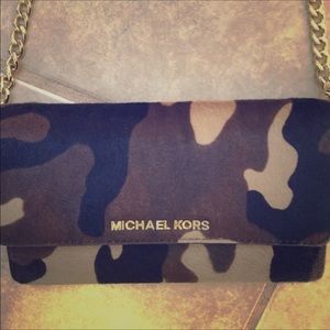 Michael kors camo shoulder cross body clutch