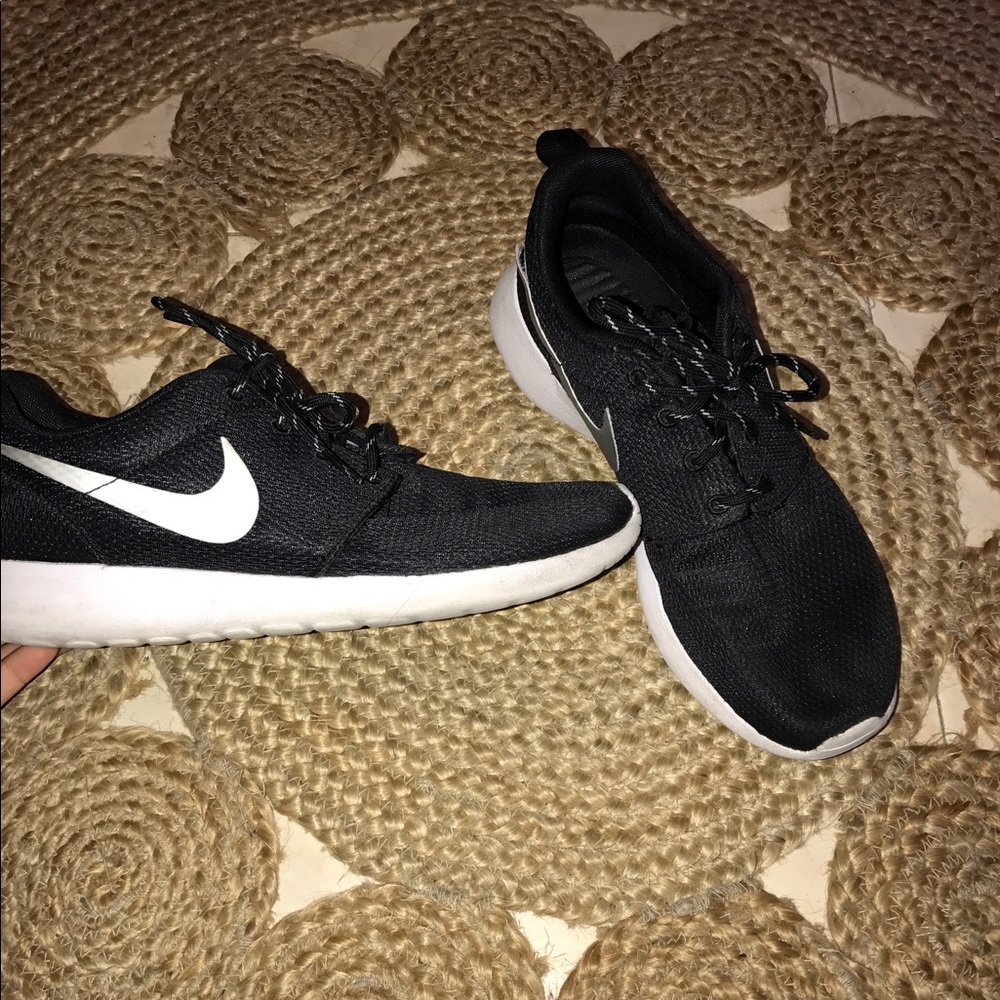 Black Nike Roshe