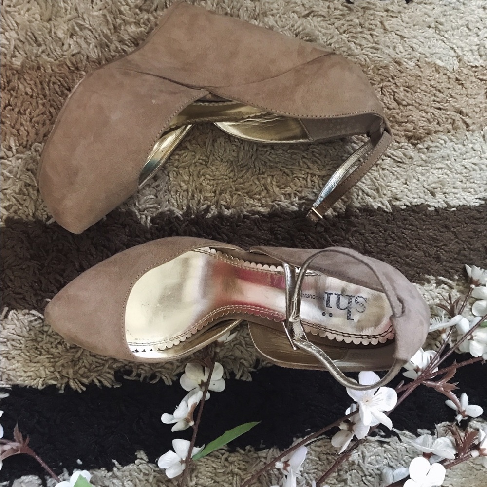 SHI tan heels with ankle strap! Size 6 1/2