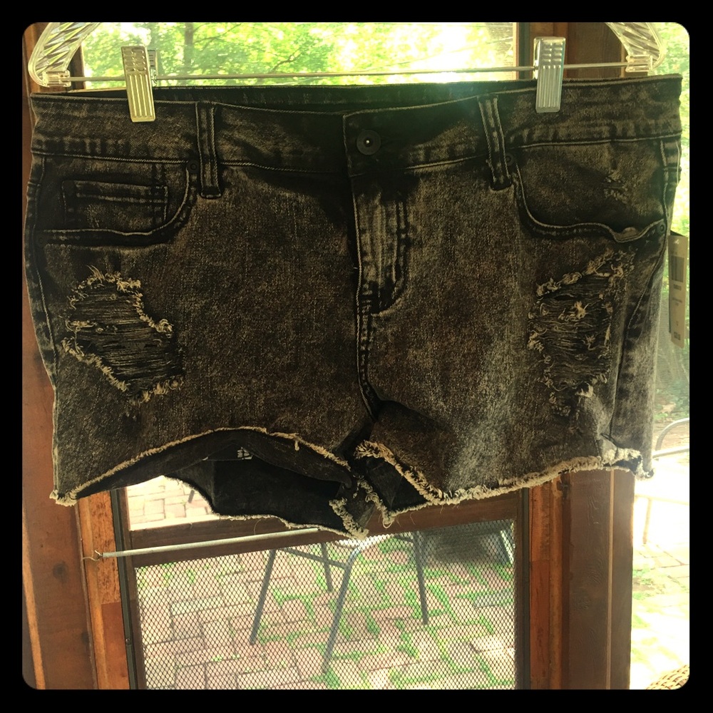 Hot Topic distressed shorts