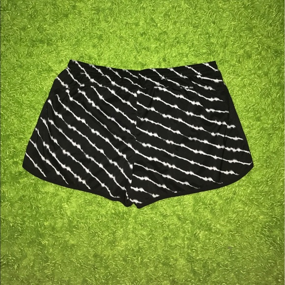 Black and white Old Navy athletic shorts - Picture 2 of 3