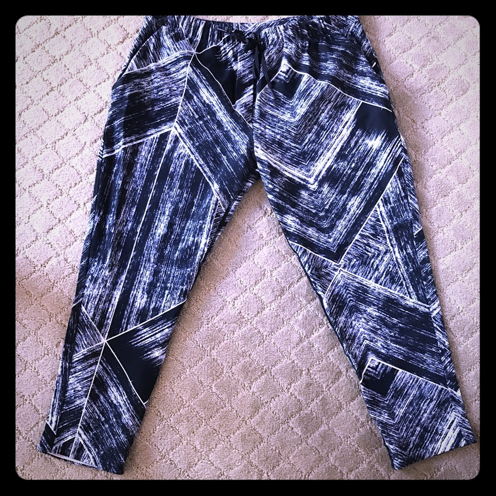 Lululemon "Jet Crop" Pant. Size 8. Like New!