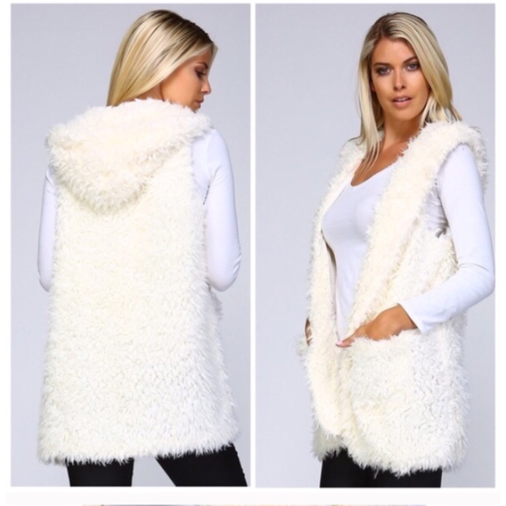 Beautiful fuzzy vest w/ hood & pockets 🛍🛍