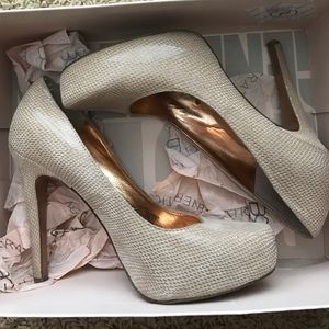 BCBGeneration tan heels SIZE 7