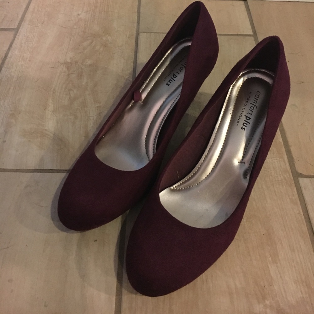 Burgundy/maroon pumps
