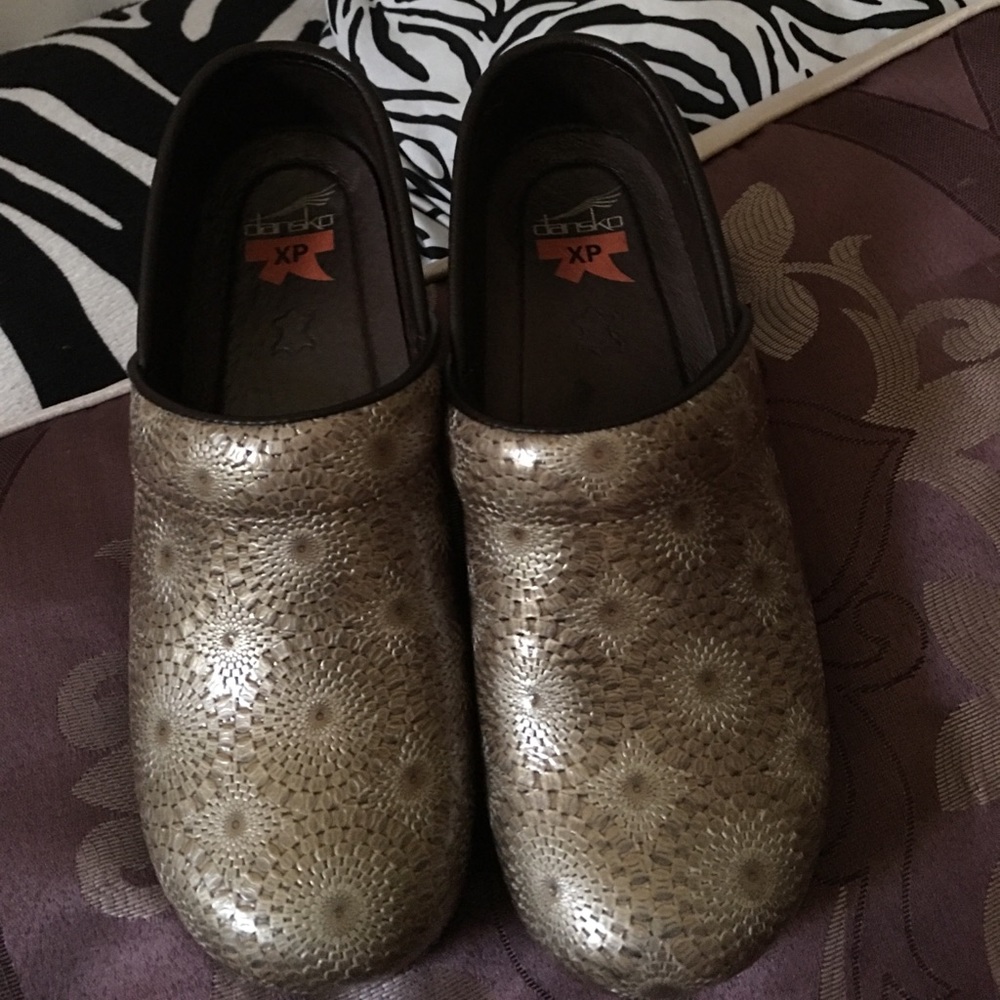 Dansko beautiful tan clogs