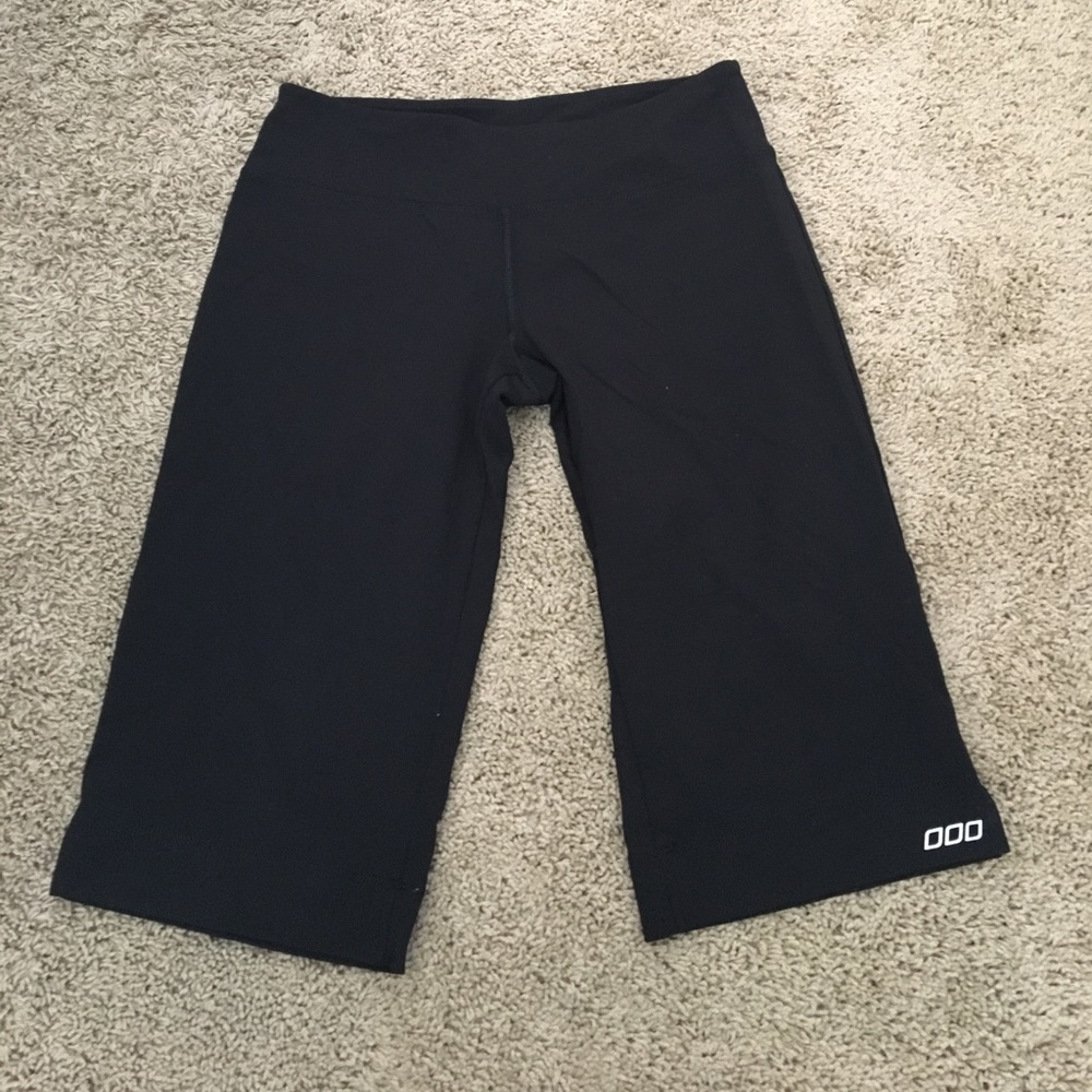 Lorna Jane black capris medium guc