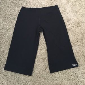 Lorna Jane black capris medium guc