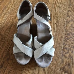 TOMS size 7 peep toe wedge sandals