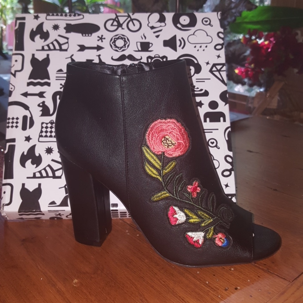 Brand new embroidered peep toe boots