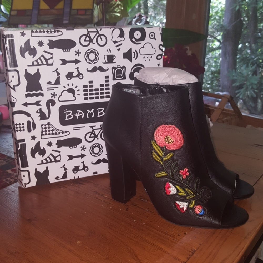 Brand new embroidered peep toe boots - Picture 3 of 5