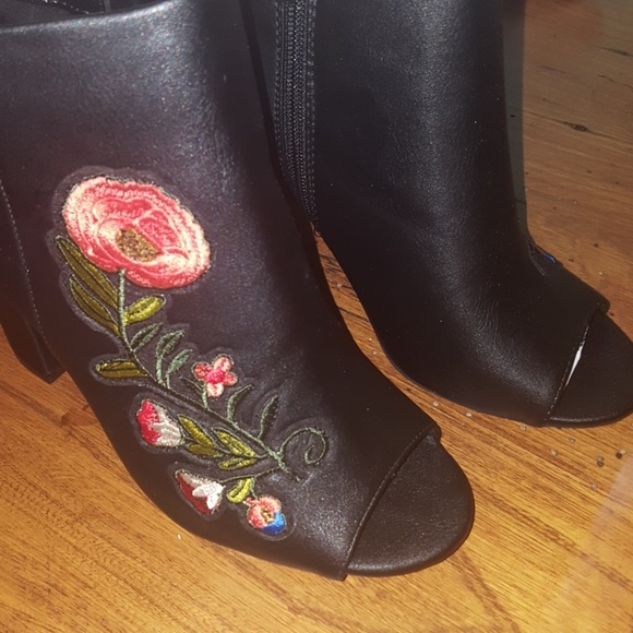 Brand new embroidered peep toe boots - Picture 2 of 5