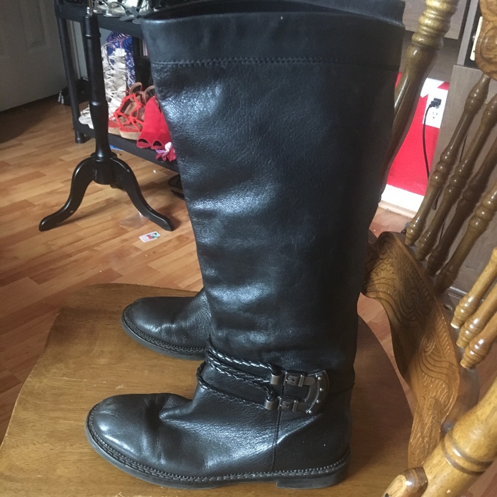 B. Makowsky Leather boots