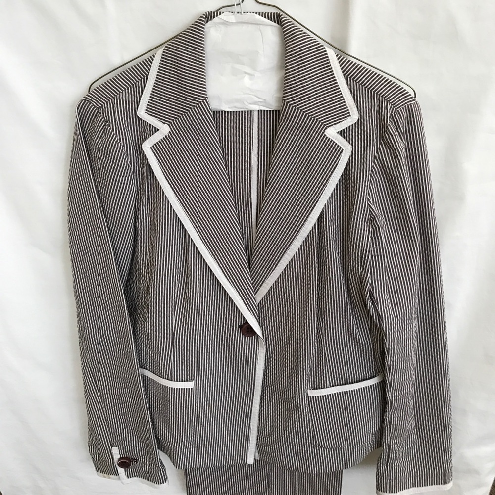 Two piece sear sucker pant suit