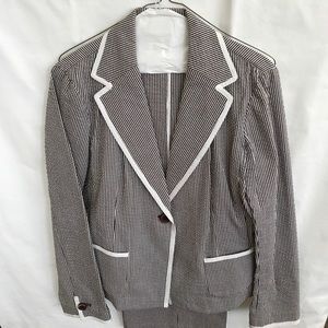 Two piece sear sucker pant suit