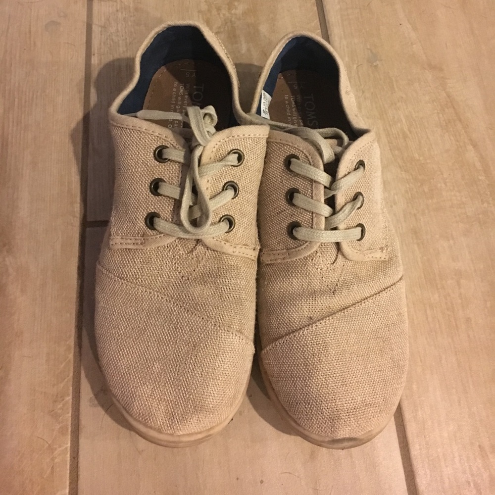 Tan canvas toms sneakers