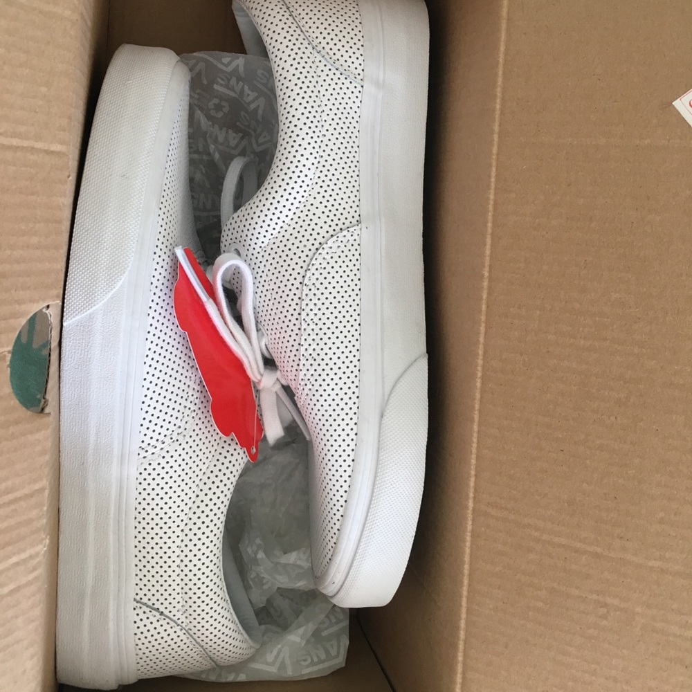 Perf Leather True White Vans