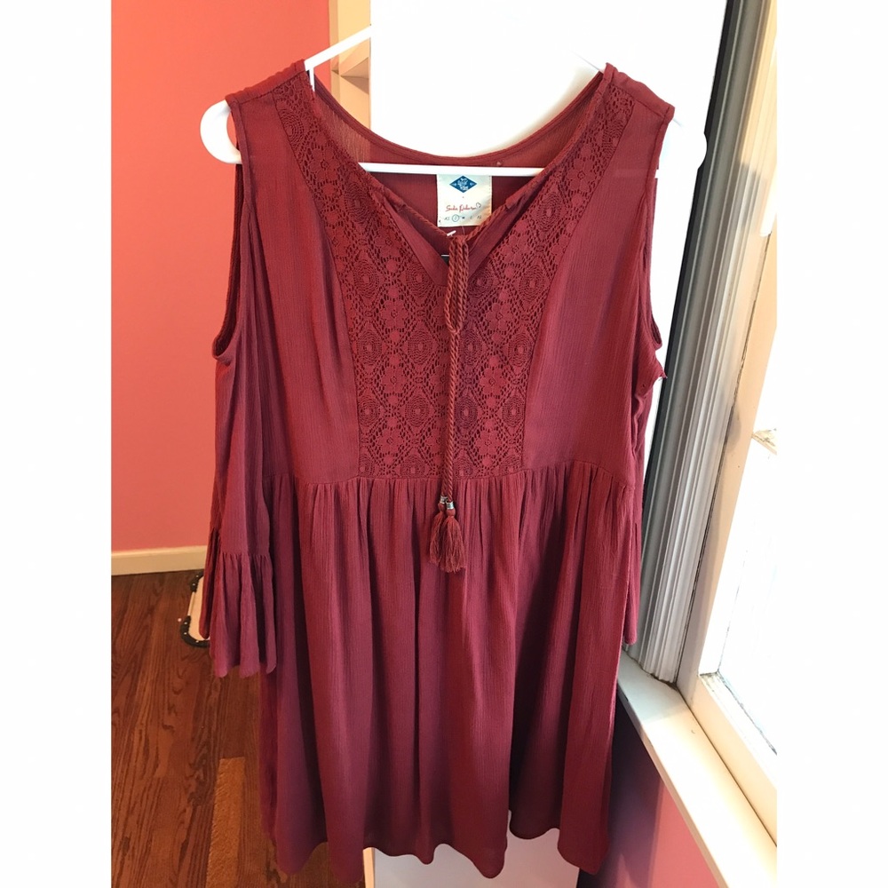 Maroon flowy dress with cut-out shoulder sleeves