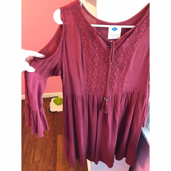 Maroon flowy dress with cut-out shoulder sleeves - Picture 2 of 5