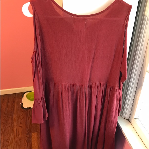 Maroon flowy dress with cut-out shoulder sleeves - Picture 3 of 5