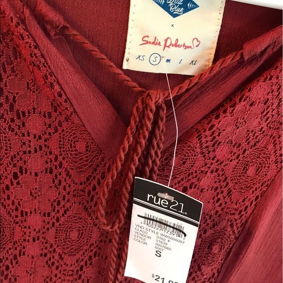 Maroon flowy dress with cut-out shoulder sleeves - Picture 4 of 5