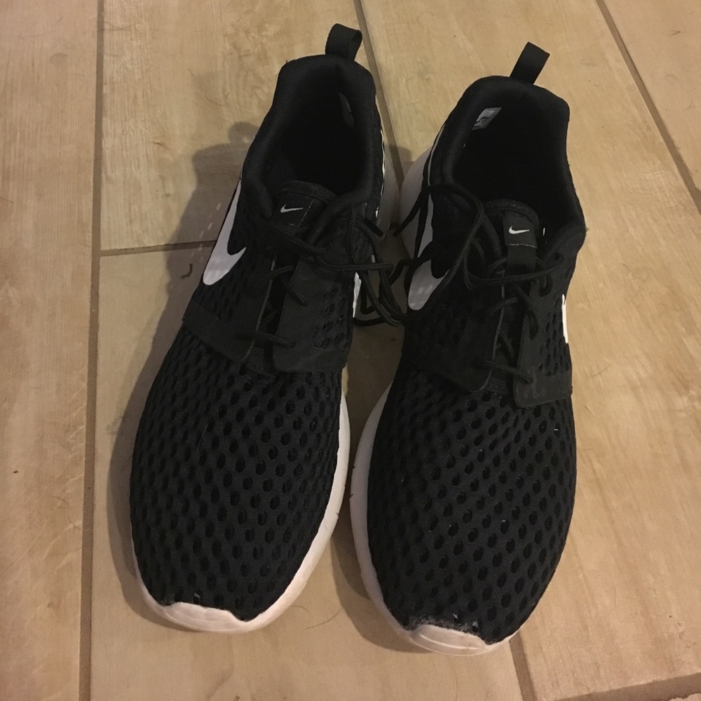 Black nike tennis shoes