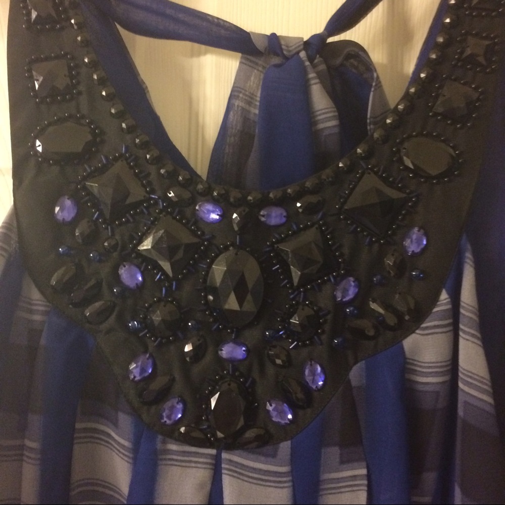 Beautiful top sleeveless ties around the neck