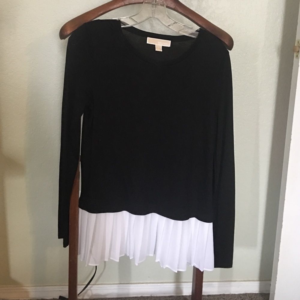 Micheal Kors -Black & white sweater blouse