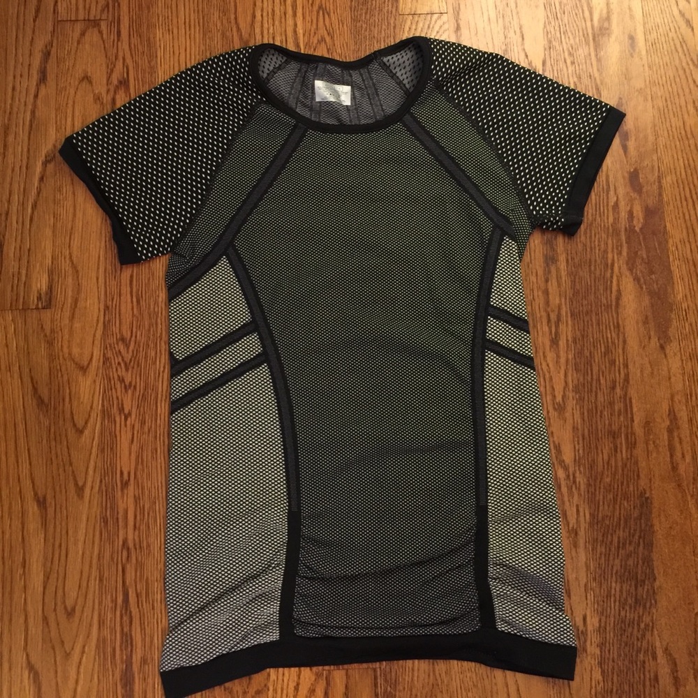 EUC - Athleta Workout Top - Black and White - XL