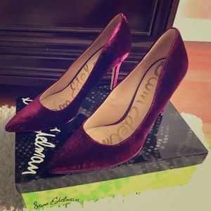 Gorgeous velvet pumps only worn once!