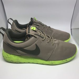 NIKE RosheRun QS Quickstrike