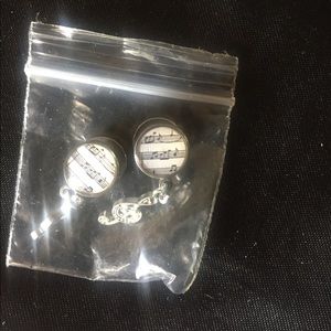 Size 2 gauge/  6 mm music plugs