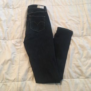High waisted LEVIS skinnies dark wash
