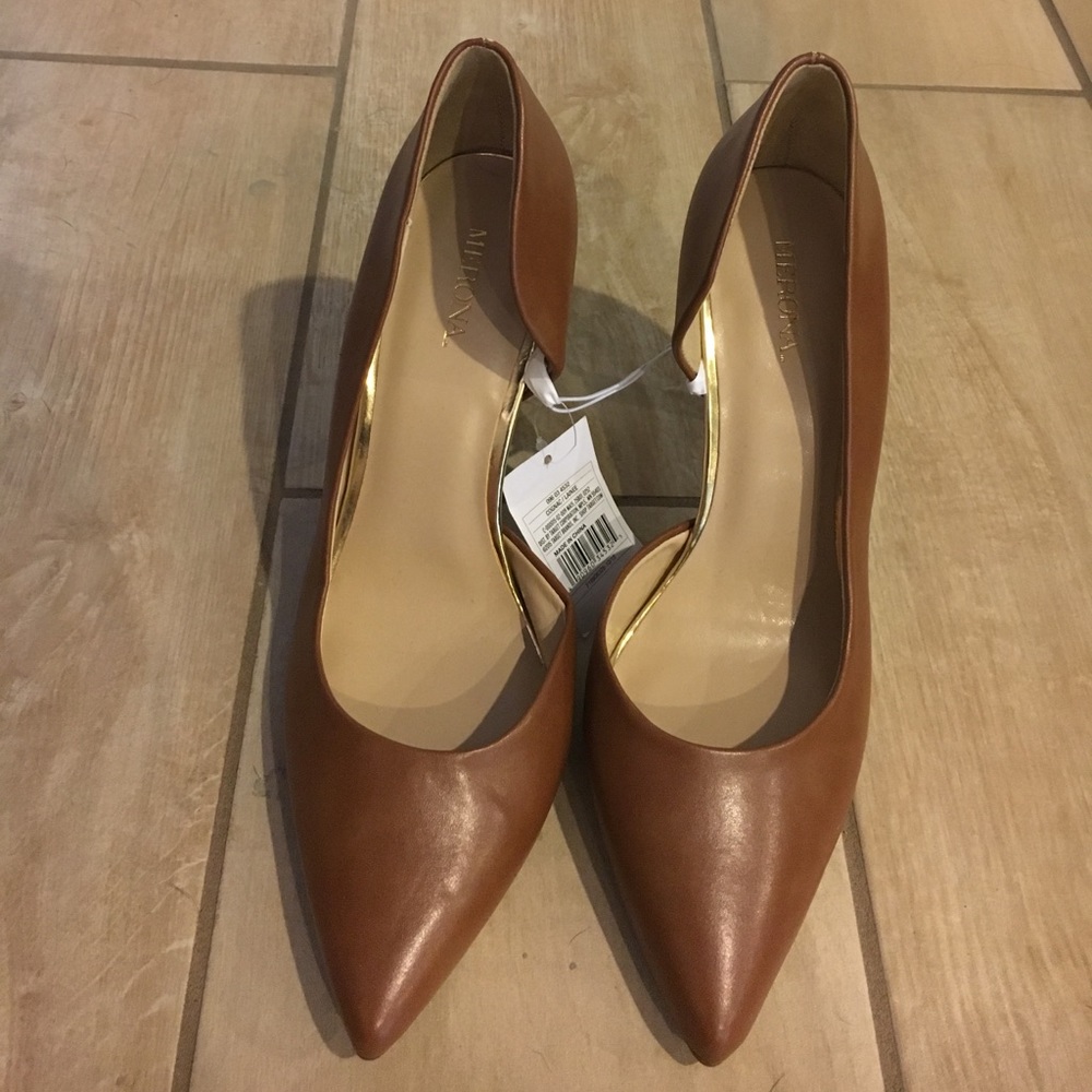 Tan/brown pointed toe heels
