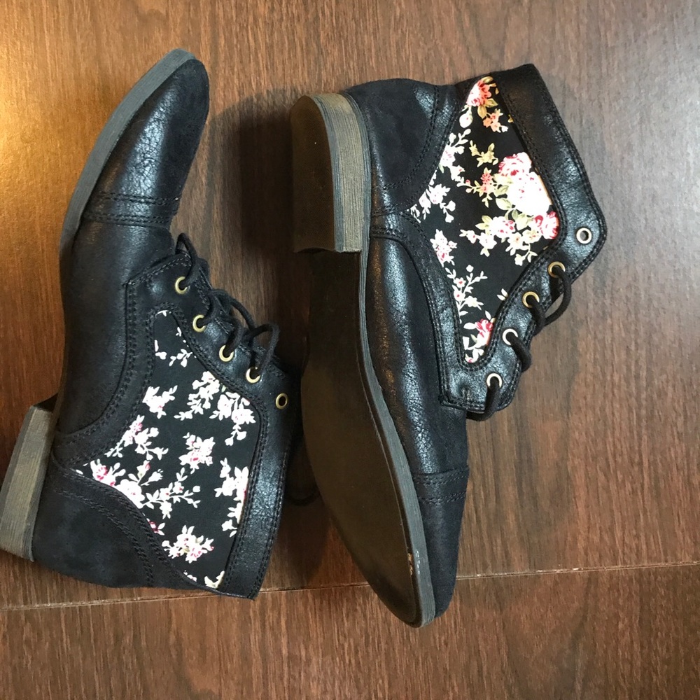 JustFab Women's Black Ankle Boots