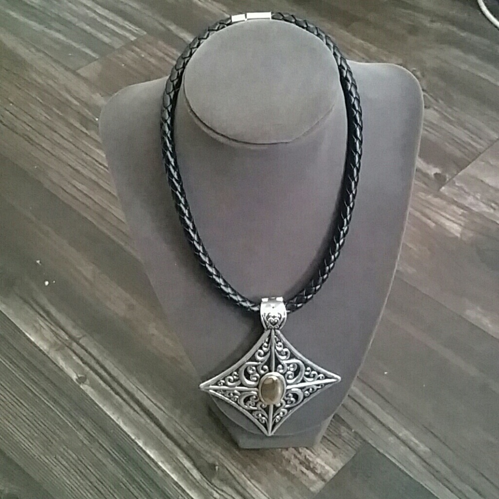Gorgeous choker