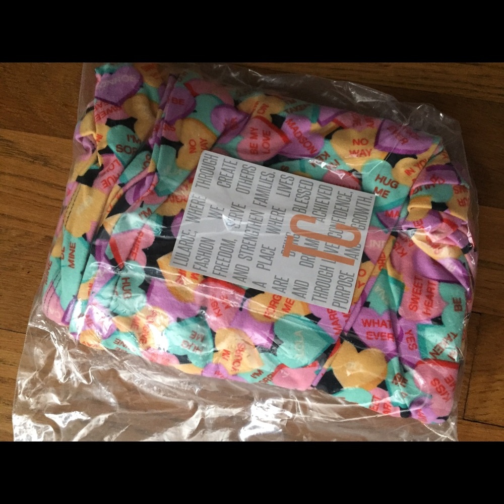 LuLaRoe Valentine's candy hearts leggings. TC.