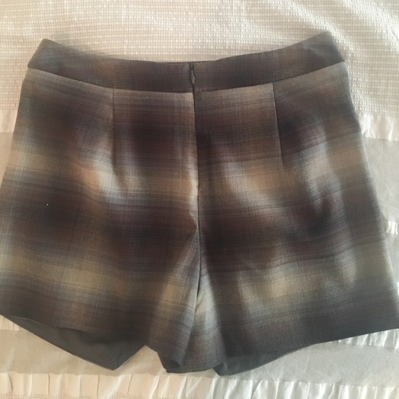 Contemporary Forever 21 skort✨ - Picture 2 of 4