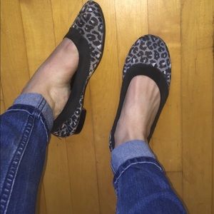 Charleston shoe co gray cheetah print flats