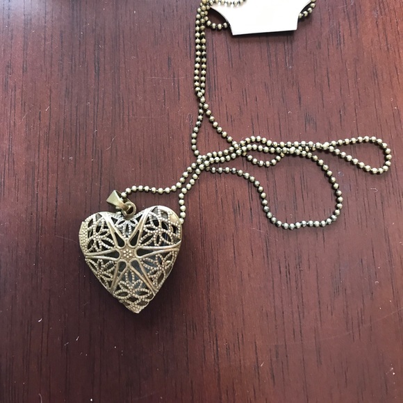 🎁NEW WITH TAGS🎁 beautiful locket necklace - Picture 2 of 3