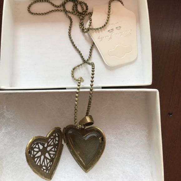 🎁NEW WITH TAGS🎁 beautiful locket necklace - Picture 3 of 3