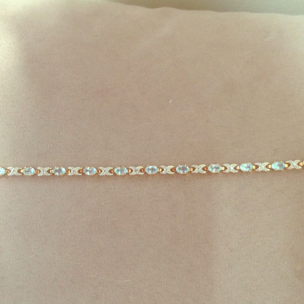 Beautiful gold bracelet! Very sparkly!