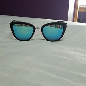 My girl Quay comes with case pouch