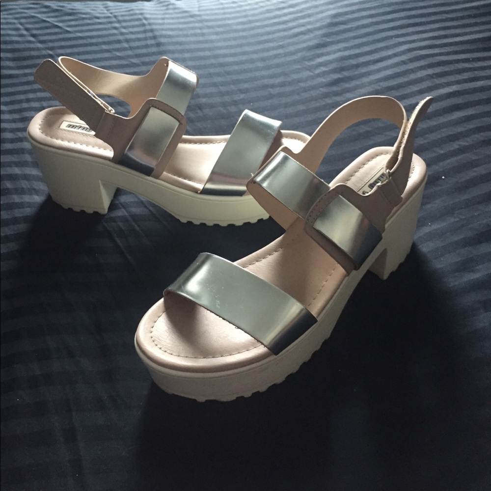 White rubber sole silver metallic sandal